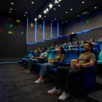 طراحی داخلی سالن VIP سینما با چیدمان مبل‌های راحت و نور ملایم